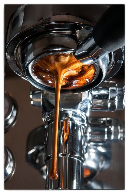 Espresso fließt aus dem
                  Siebträger